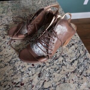 UNITY IN DIVERSITY Snakeskin Lace-Up Platform Shoes Sz 38 (7.5)Like New
